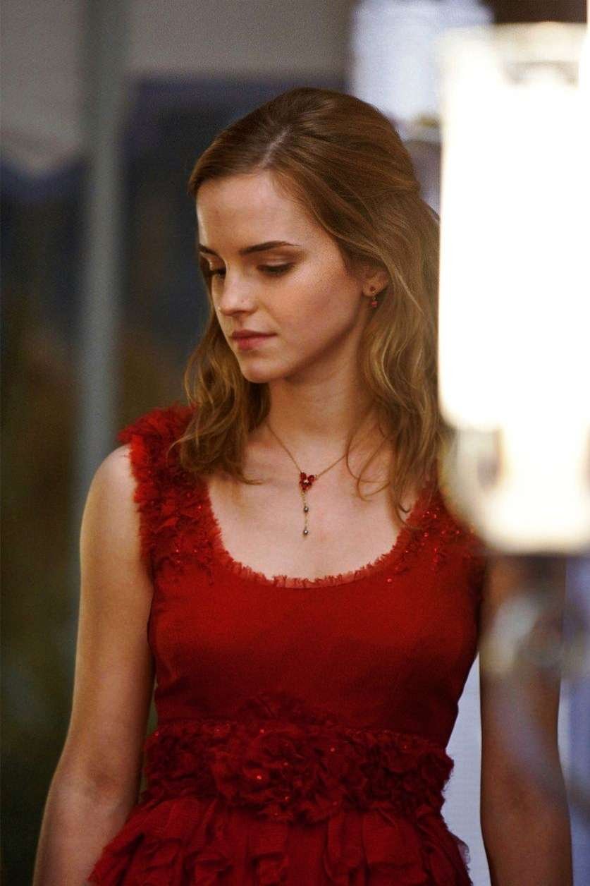 E64sudUX Emma Watson 15.jpg